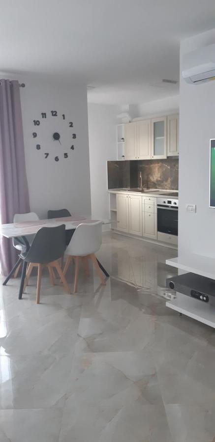 Aqua West Apartment Free Parking- Self Check-In Oradea Eksteriør billede