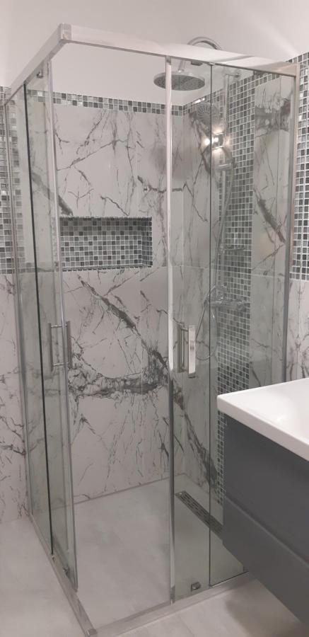 Aqua West Apartment Free Parking- Self Check-In Oradea Eksteriør billede